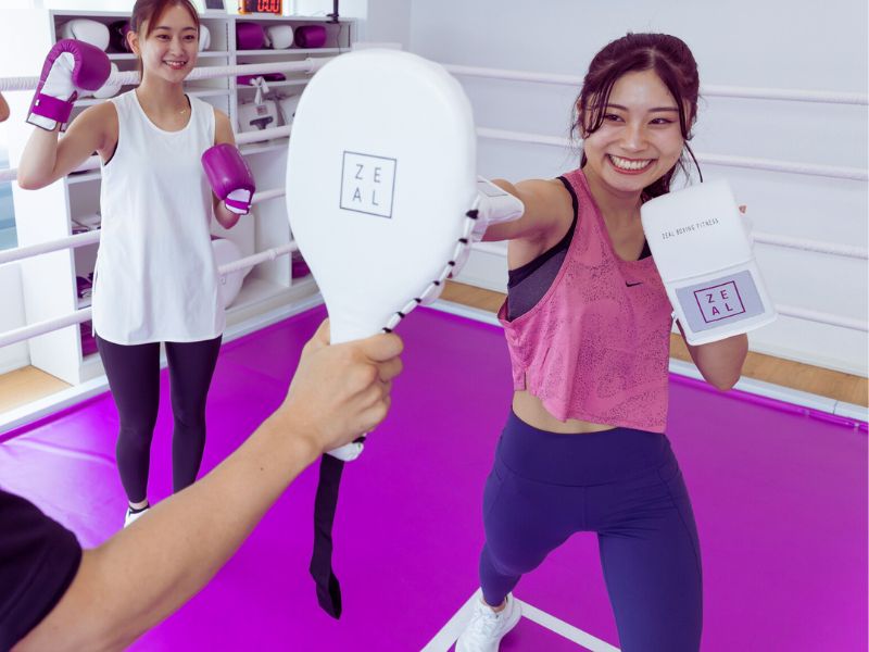 Mitt training with a coach at English Fight Tokyo